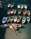 Bootjes en zwemmende mensen in de Middelandse-Zee voor de kust van Napels van Michiel Dros thumbnail