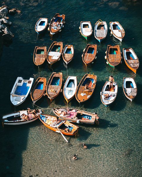 Bateaux et personnes se baignant dans la mer Méditerranée au large des côtes de Naples par Michiel Dros