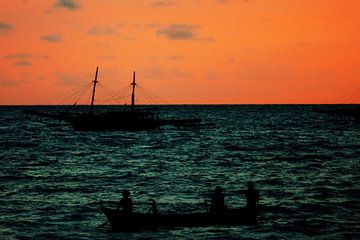 Zonsondergang in vissersdorp Indonesië III van André van Bel
