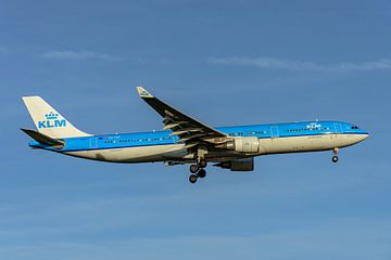KLM Airbus A330-300 "Piazza Navona - Roma&quot ;. sur Jaap van den Berg