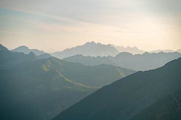 Bergsilhouette in Tirol von Leo Schindzielorz