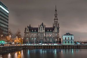Das schöne Gebäude der Lotsenstation in Antwerpen kurz nach Sonnenuntergang