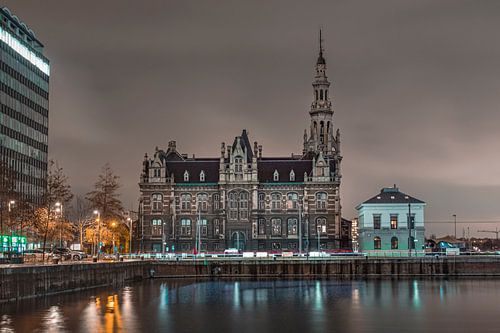 Le beau bâtiment du Pilotage à Anvers juste après le coucher du soleil