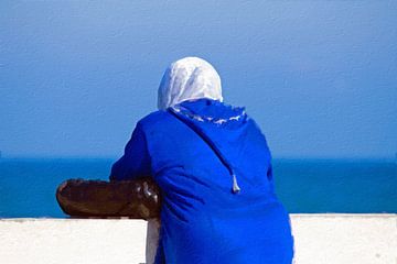 Gemälde einer verschleierten Frau mit Blick auf das Meer von Eye on You