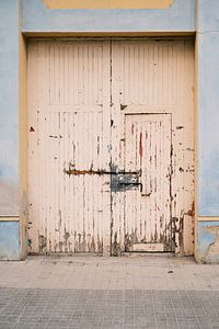 Oude schuurdeur in Valencia // Spanje // Reis- en Straatfotografie