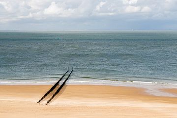 Een verlaten strand bij Zoutelande met een rij golfbrekers van Kim Willems