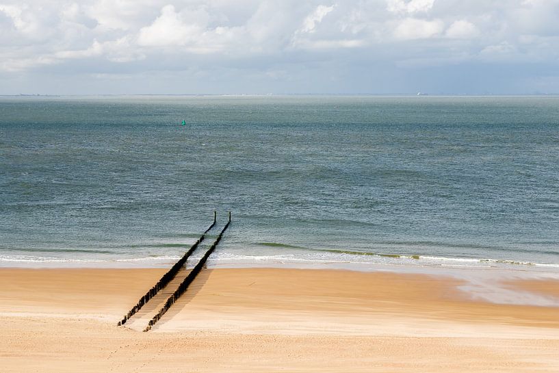 Une plage déserte près de Zoutelande avec une rangée de brise-lames par Kim Willems