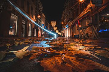 Leere Einkaufsstraße mit Lichtstrahl im Herbst von Jesper Stegers