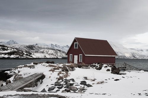 Houten vissershut bij een fjord op de eilanden Sommeroya and Hillesoya in Noord Noorwegen