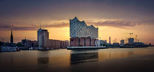 Elbphilharmonie at sunset in Hamburg by Jonas Weinitschke