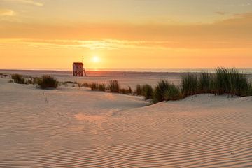 Strand Terschelling met drenkelingenhuisje van FotoBob