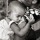 Mädchen sicher in den Armen der Mutter von Affect Fotografie Miniaturansicht