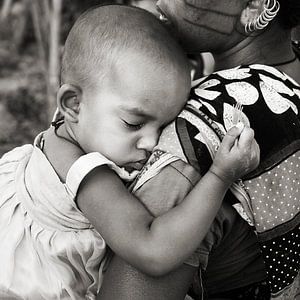 Mädchen sicher in den Armen der Mutter von Affect Fotografie