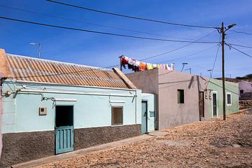 Straat met kleurrijke huisjes en wasgoed in Bofareira op het eiland Boa Vista in Kaapverdië van Peter de Kievith Fotografie