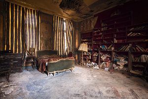 Verlassenes Schlafzimmer im Verfall.