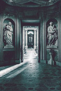 Basilika des Nationalpalastes von Mafra, Portugal. Barocke Architektur des 18. Jahrhunderts & Statuen von Heiligen