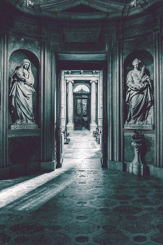 Basilika des Nationalpalastes von Mafra, Portugal. Barocke Architektur des 18. Jahrhunderts & Statuen von Heiligen