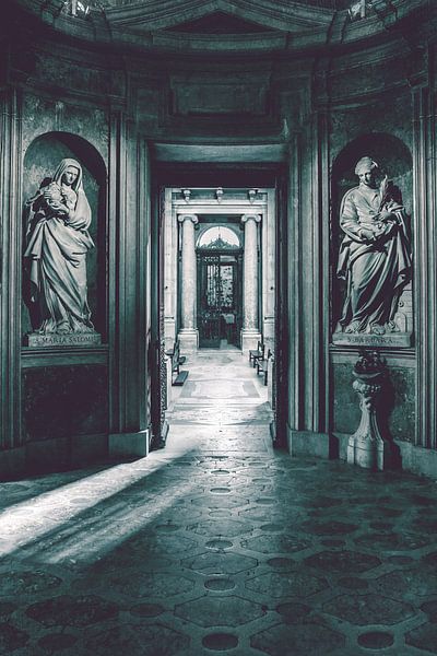 Basilique du palais national de Mafra, Portugal. Architecture baroque du XVIIIe siècle et statues de saints par SPJE ART