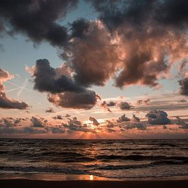 Sonnenuntergang mit Wolken in Zandvoort von Jackie Fotografie