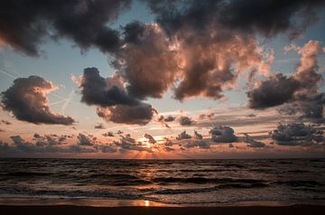 Zonsondergang met Wolken in Zandvoort van Jackie Fotografie