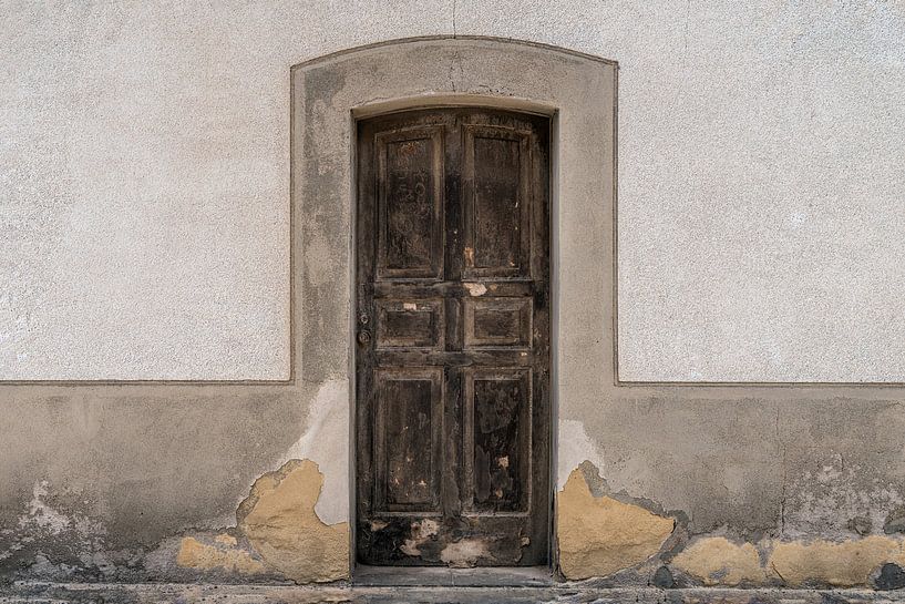 Old door on Fuerteventura | Canary Islands by Steven Dijkshoorn