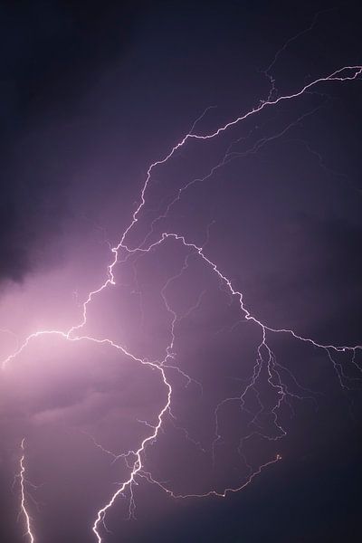 Foudre dans le ciel de nuit noire pendant un orage par Sjoerd van der Wal Photographie