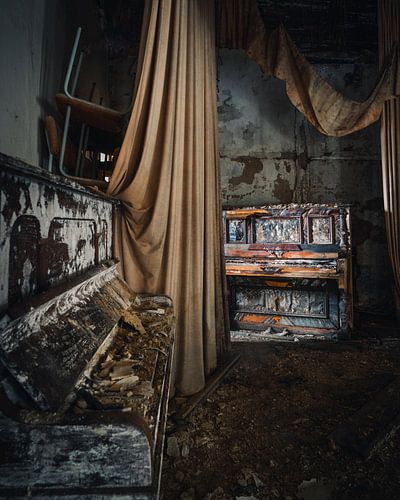 Pianos abandonnés sur scène.