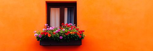 Bloeiend balkon voor een oranje muur