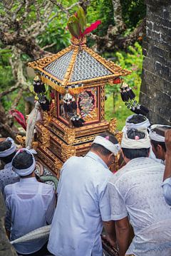 Ceremonie in Uluwatu, Bali van Perry Wiertz