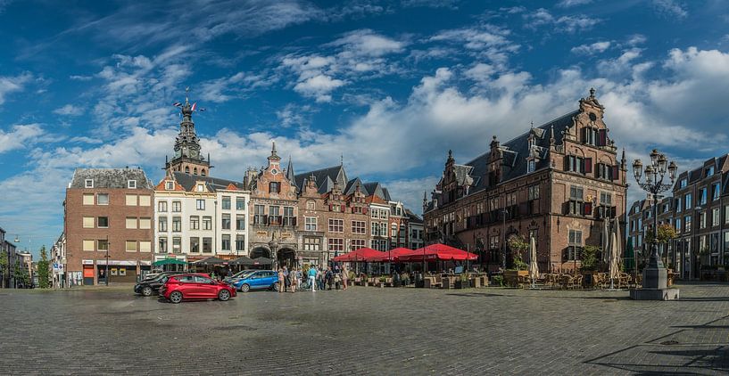 De Sint-Stevenskerk en de Boterwaag op de Grote Markt van Nijmegen van Jeroen de Jongh