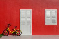Mur rouge avec vélo d'enfant jaune par Jan van Dasler Aperçu