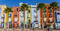 Kleurrijke huizen en palmbomen in Villajoyosa