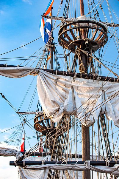 Segeln Sie Pfosten eines historischen alten hölzernen Segelboots von Fotografiecor .nl