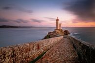 De Vuurtoren van Le Petit Minou bij Zonsondergang, een baken van licht van Truus Nijland thumbnail