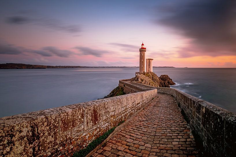 De Vuurtoren van Le Petit Minou bij Zonsondergang, een baken van licht van Truus Nijland