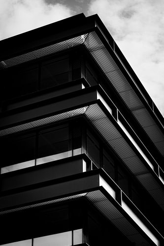 Schwarz-Weiß-Architektur im Kontrast