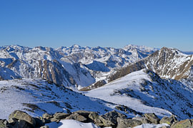 Des sommets enneigés dans un vaste paysage hivernal sur Tomherkules