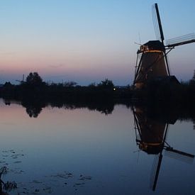 Kinderdijk tijdens bluehour von Lennard Kazen