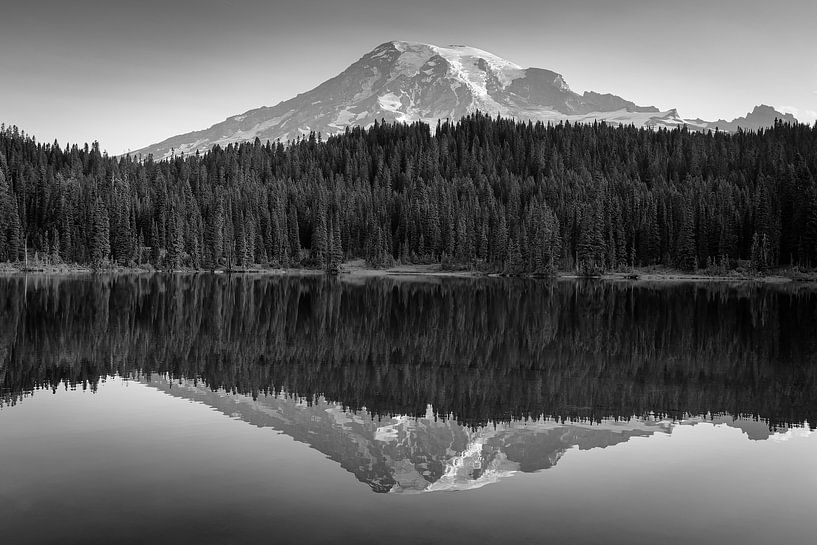 Mount Rainier in schwarz-weiß von Henk Meijer Photography