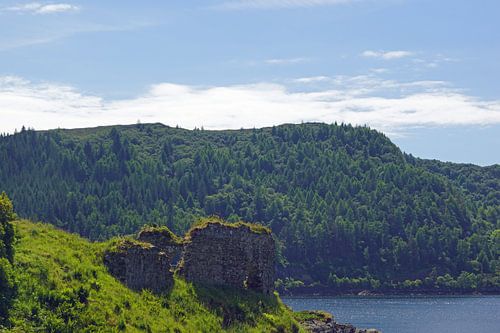 Strome Castle is de ruïne van een laaglandkasteel aan de oever van Loch Carron
