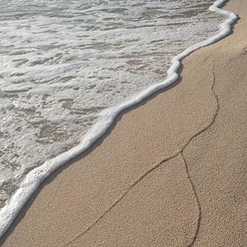 Spuren von Wellen im feinen Sand von Adriana Mueller