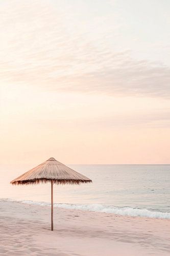 Rust en stilte op het strand bij zonsondergang