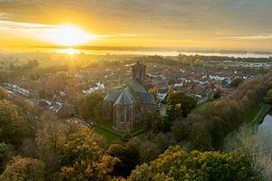 Elburg alte Stadtmauer im Herbst von oben gesehen