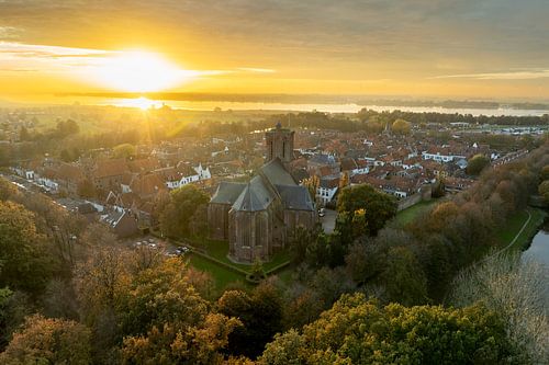 Elburg oude ommuurde stad tijdens de herfst gezien van bovenaf