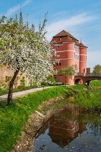 De historische Rieder Tor in Donauwörth aan de rivier de Wörnitz