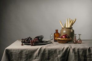 Nature morte néerlandaise sobre avec raisins, asperges et vieille poterie