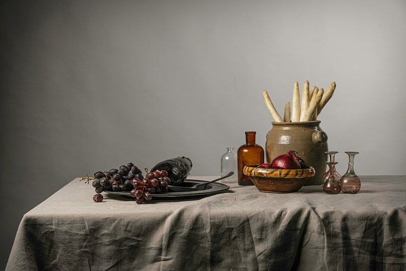 Holländisches Stillleben mit Weintrauben, Spargel und altem Töpfergut von Affect Fotografie