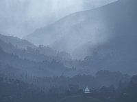 Des rayons de soleil derrière les nuages