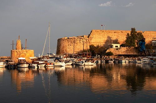 Haven van Girne in Noord-Cyprus  - Kyrenia in avondlicht