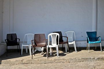 Stühle in Praia do Burgau. von Marieke van der Hoek-Vijfvinkel